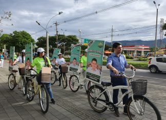 RODOLFO CORREA RECOGE FIRMAS EN BICICLETA