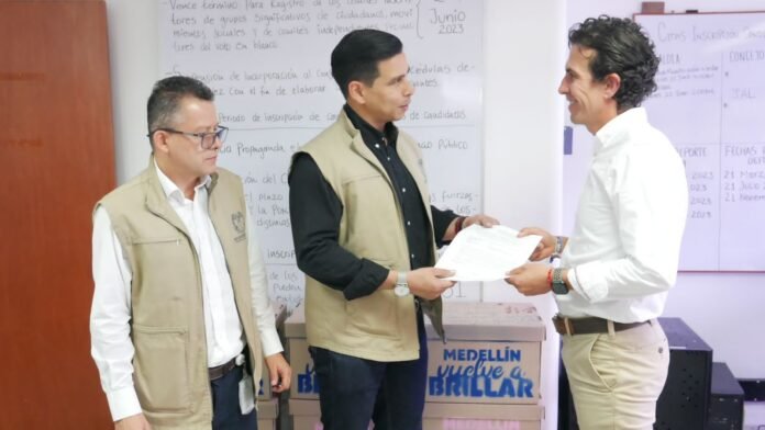 Felipe-Velez-Medellin-Vuelve-a-Brillar-Entrega-Firmas-Registraduria-Nacional-del-Estado-Civil-Junio-2023