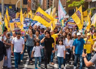 ALBERT CORREDOR RECORRIÓ 150 SECTORES POPULARES POR MÁS DE 319 MIL FIRMAS