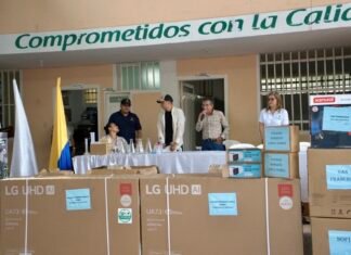 Más de 2.000 estudiantes de Santo Domingo recibieron dotación tecnológica para garantizar la educación de calidad